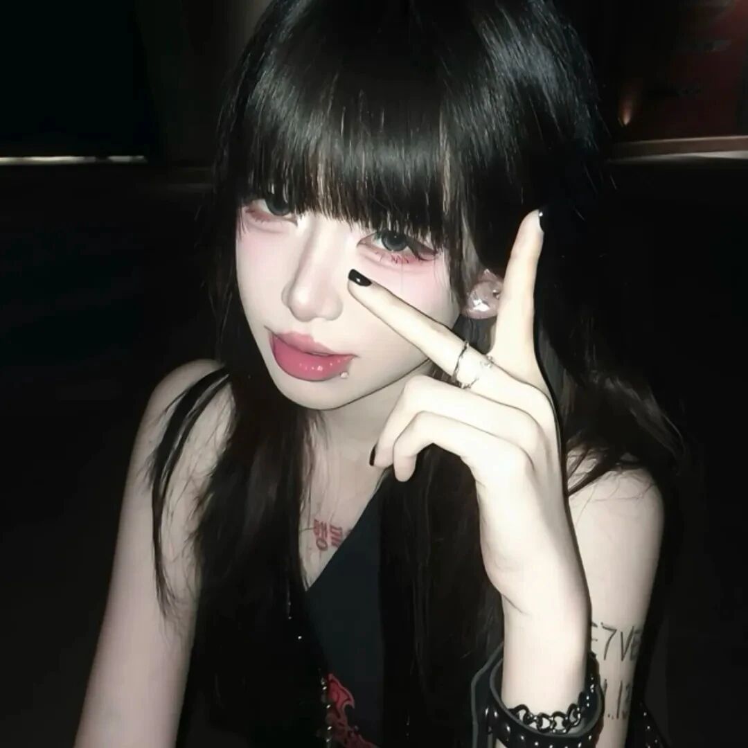 剪刀手权威女生头像