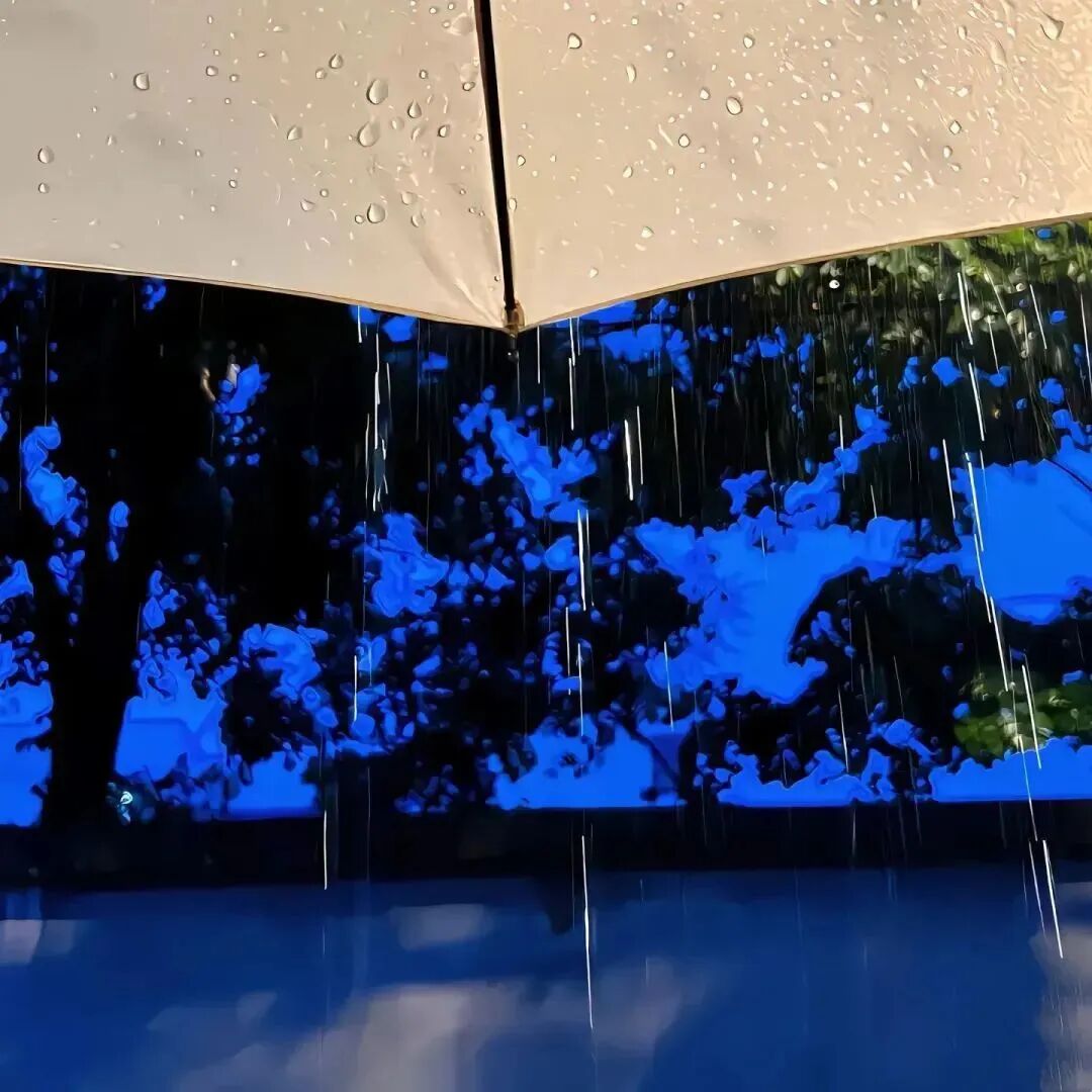 意境下雨朋友圈背景图