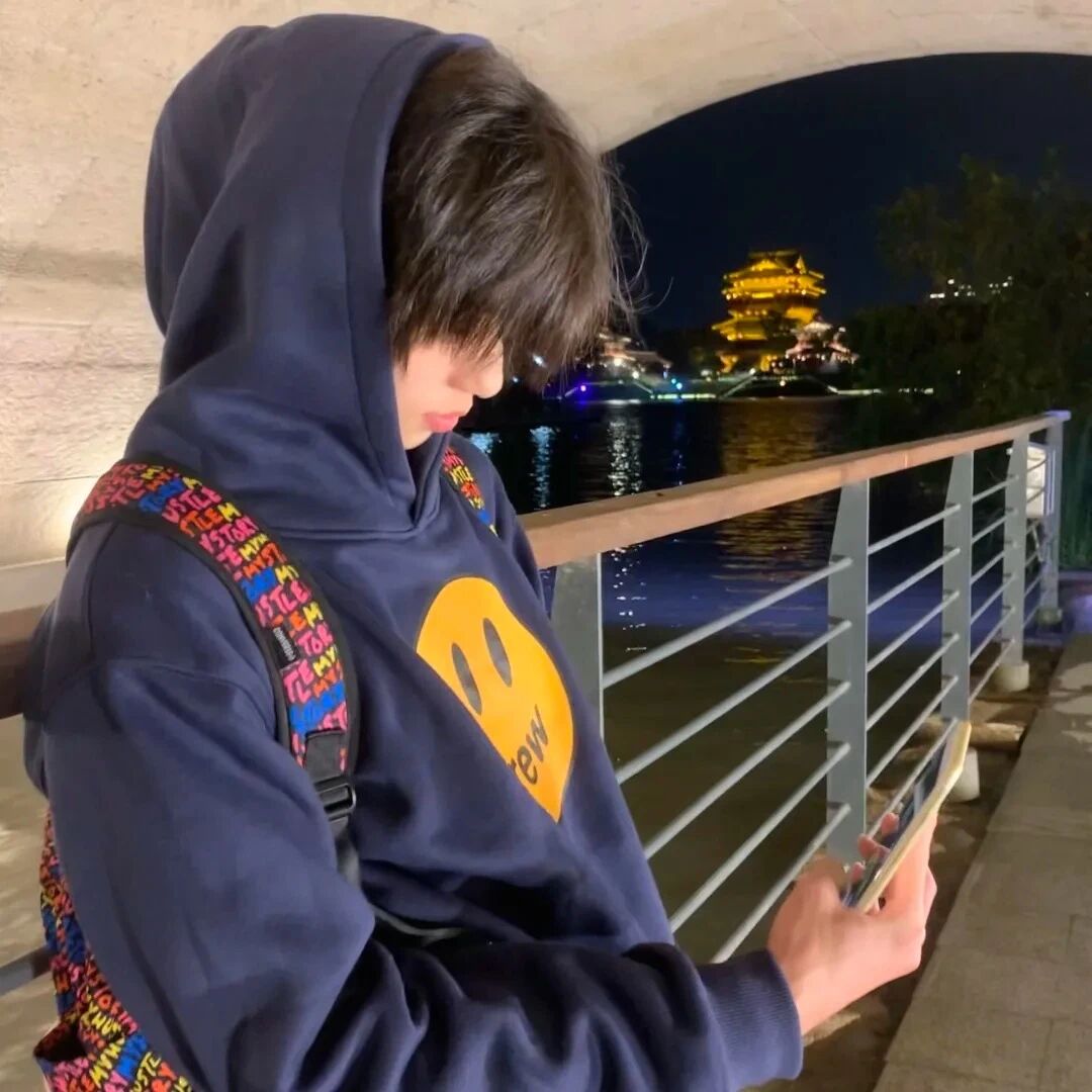 痞帅侧脸男生头像
