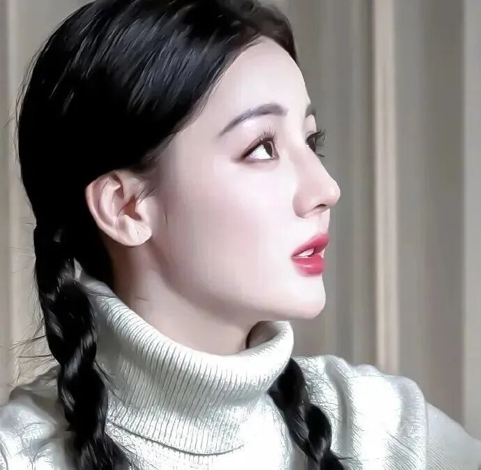 迪丽热巴甜美侧脸女生头像