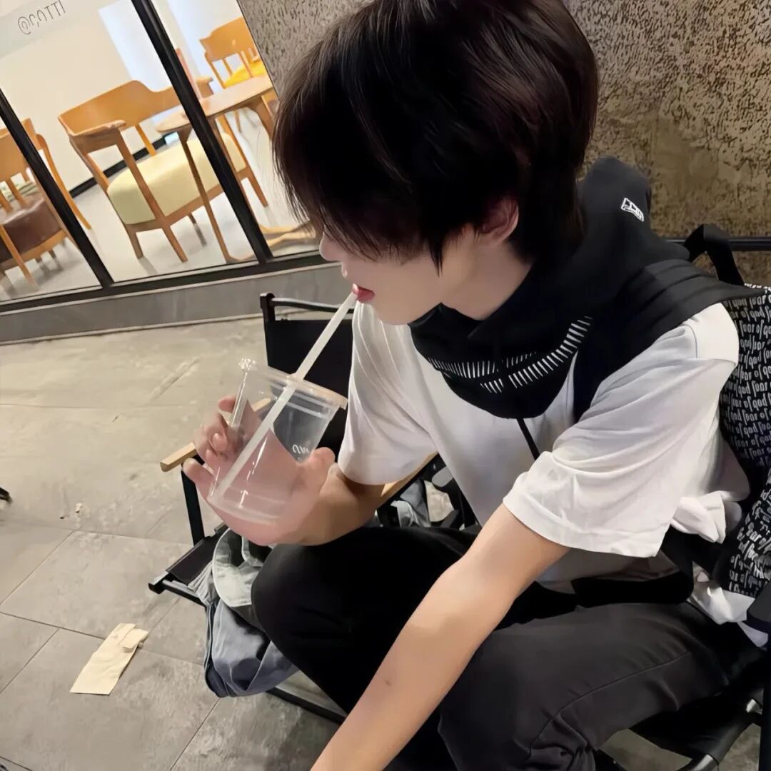 蹲着个性侧脸男生头像