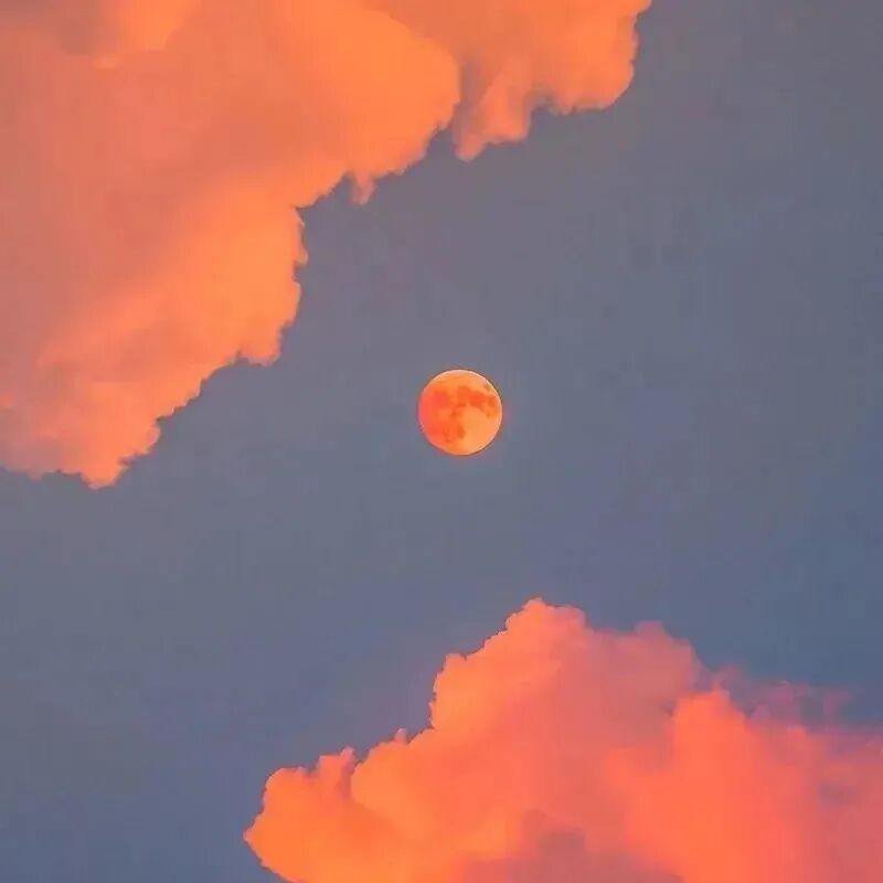天空月亮朋友圈背景图