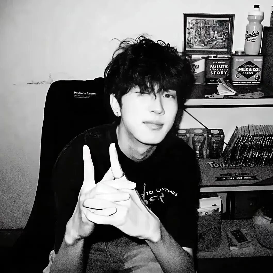 黑白男生头像