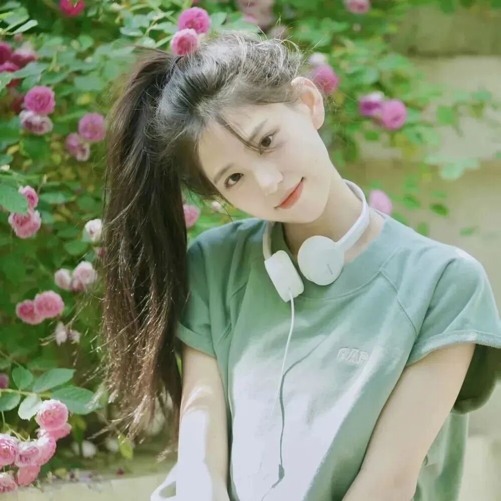 戴耳机小清新女生头像