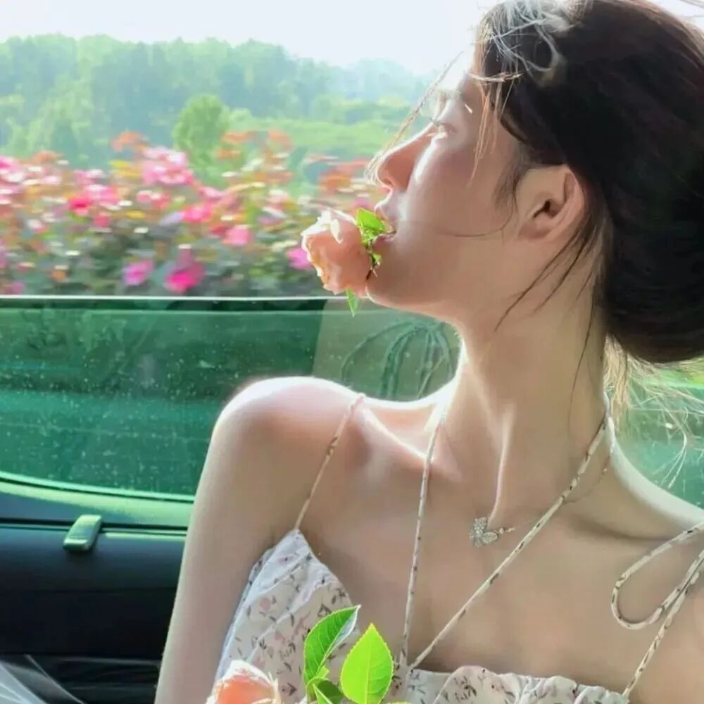 鲜花侧脸温柔女生头像