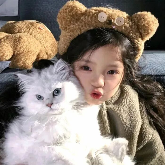 抱着猫咪小女孩萌娃头像