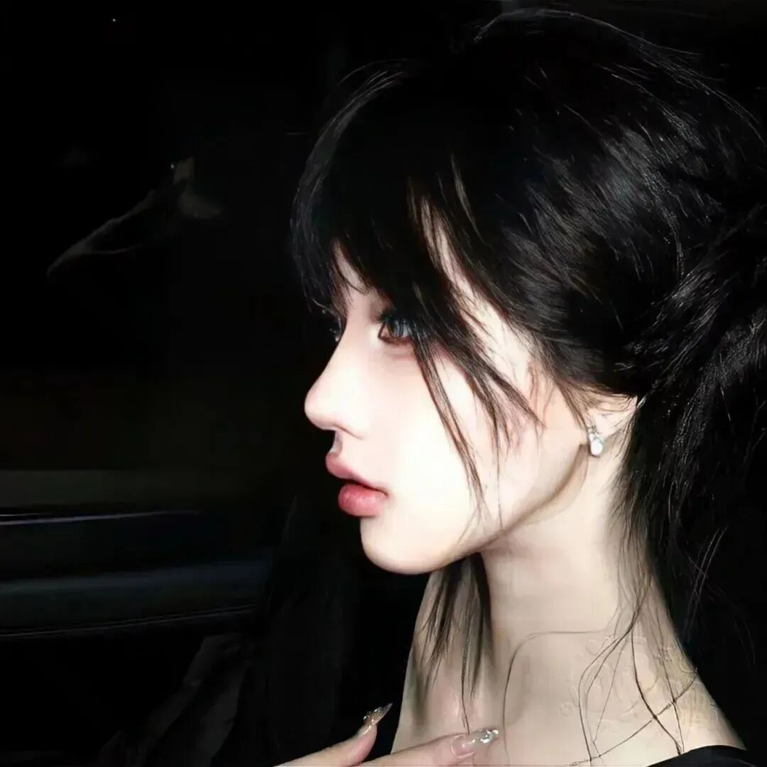 暗黑侧脸女生头像