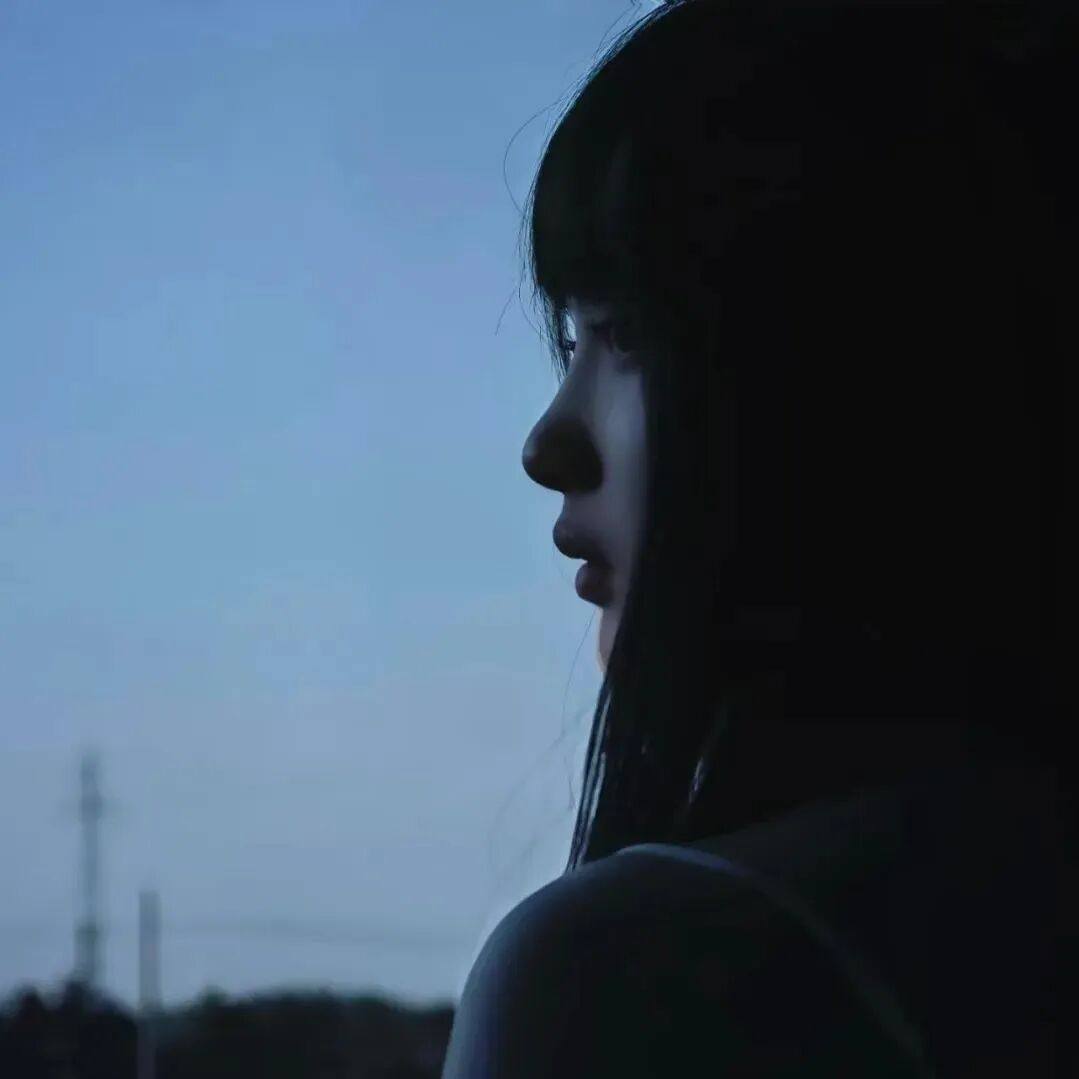 伤感侧脸女生头像