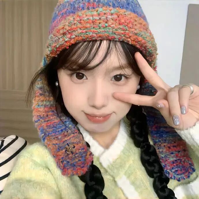 剪刀手甜妹女生头像