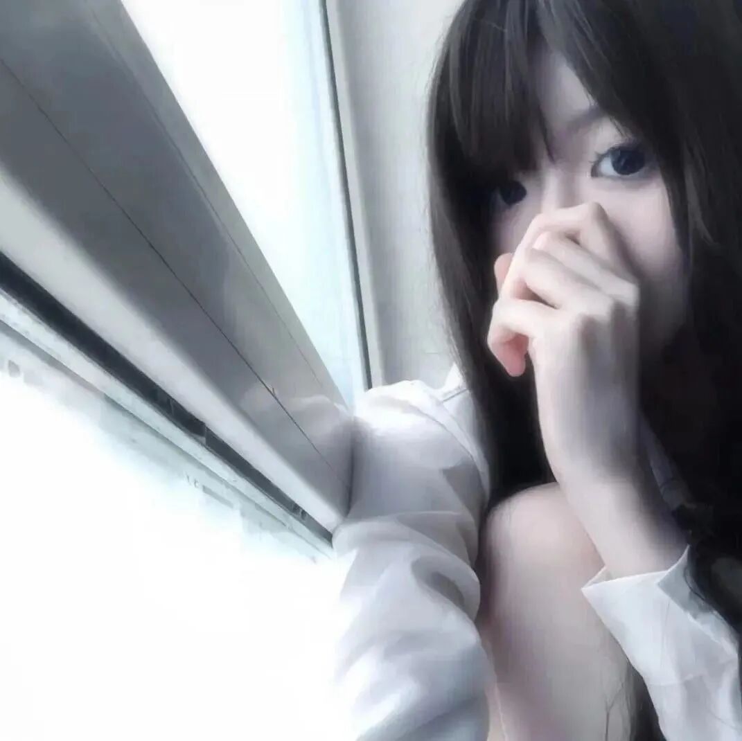 捂嘴纯欲女生头像