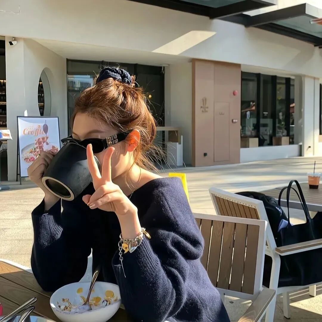 墨镜剪刀手小众女生头像