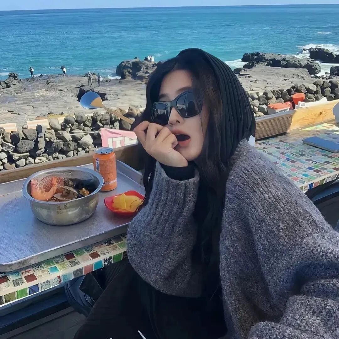 墨镜小众女生头像