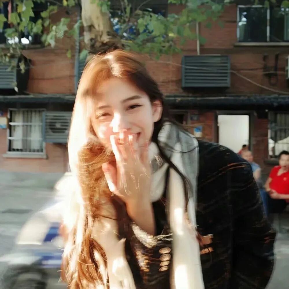 捂嘴爱笑甜妹女生头像