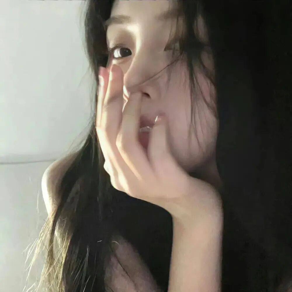 扶着脸甜妹女生头像