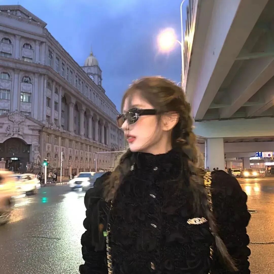墨镜个性侧脸女生头像