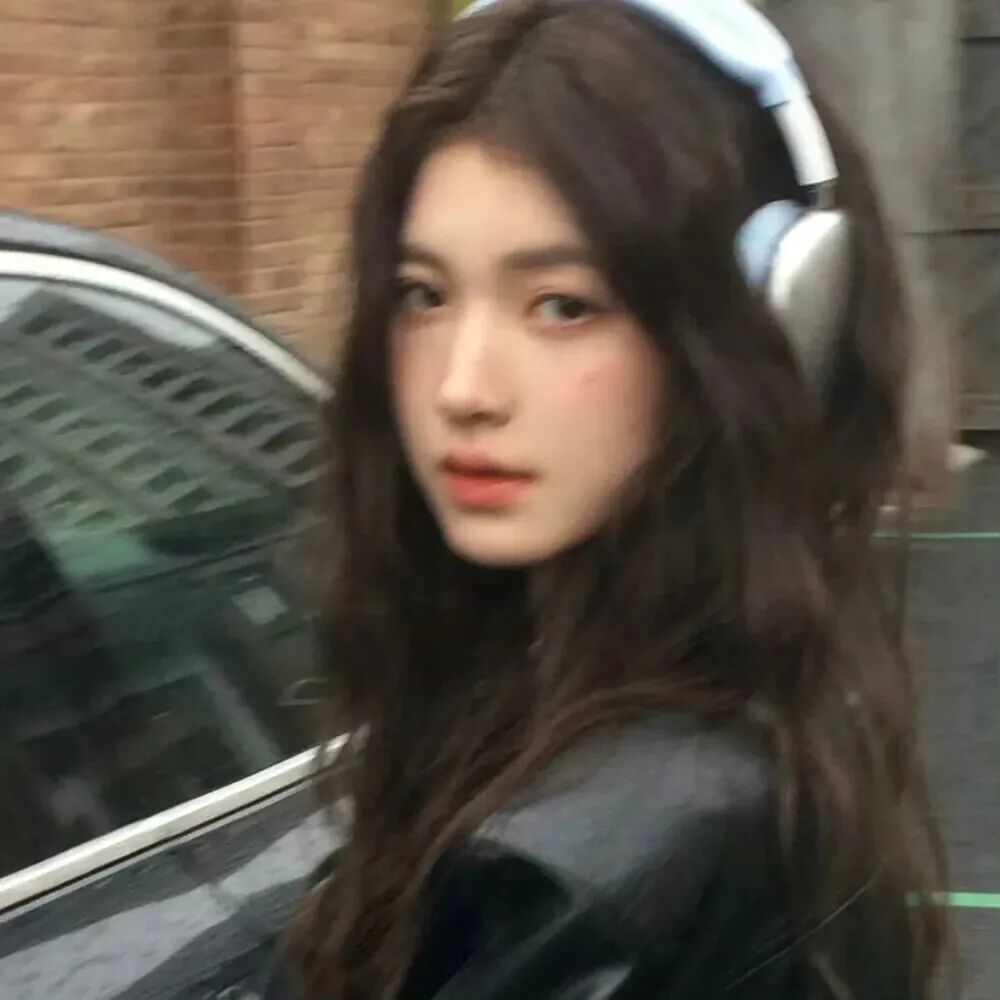 戴耳机氛围感很飒女生头像