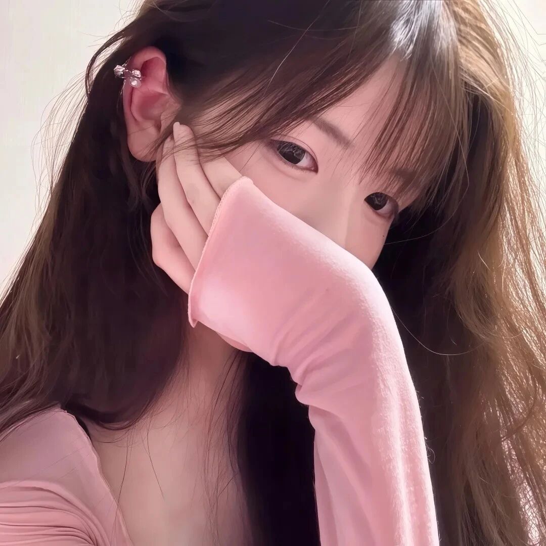 捂嘴纯欲女生头像