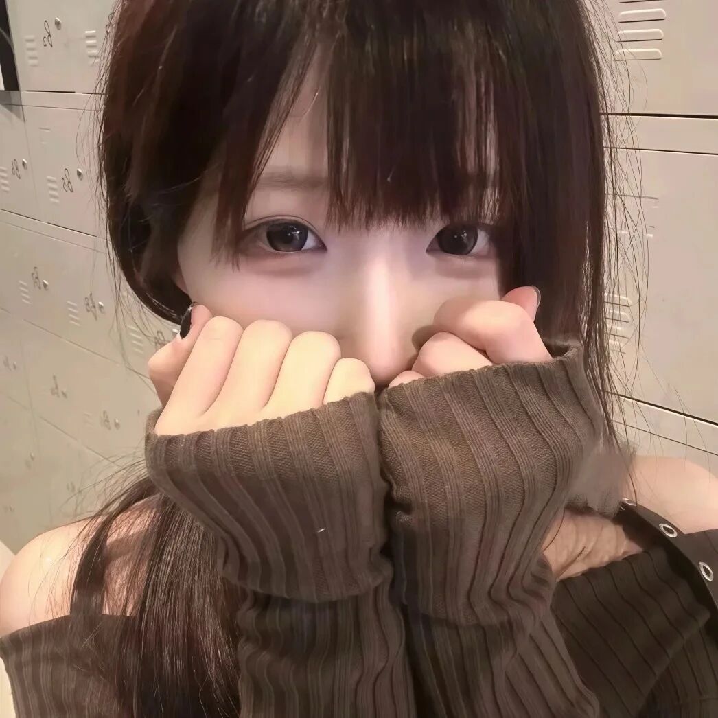 捂嘴纯欲女生头像