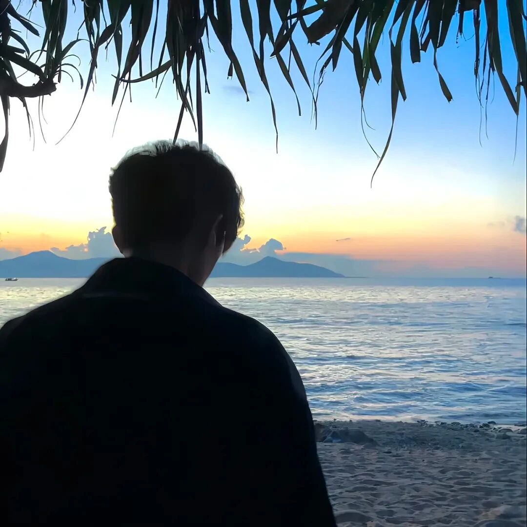 海边小众背影不露脸男生头像
