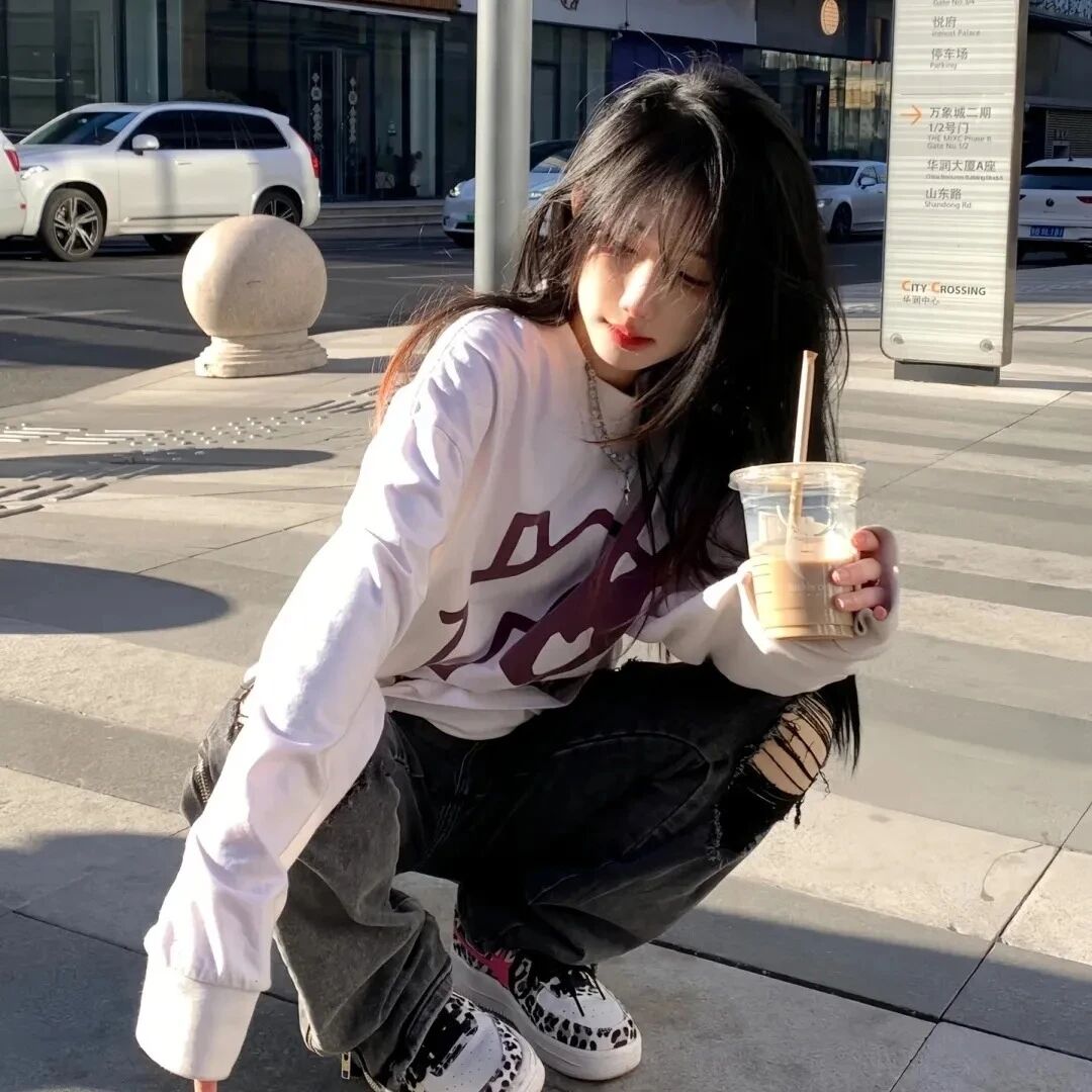 蹲着喝咖啡小众女生头像