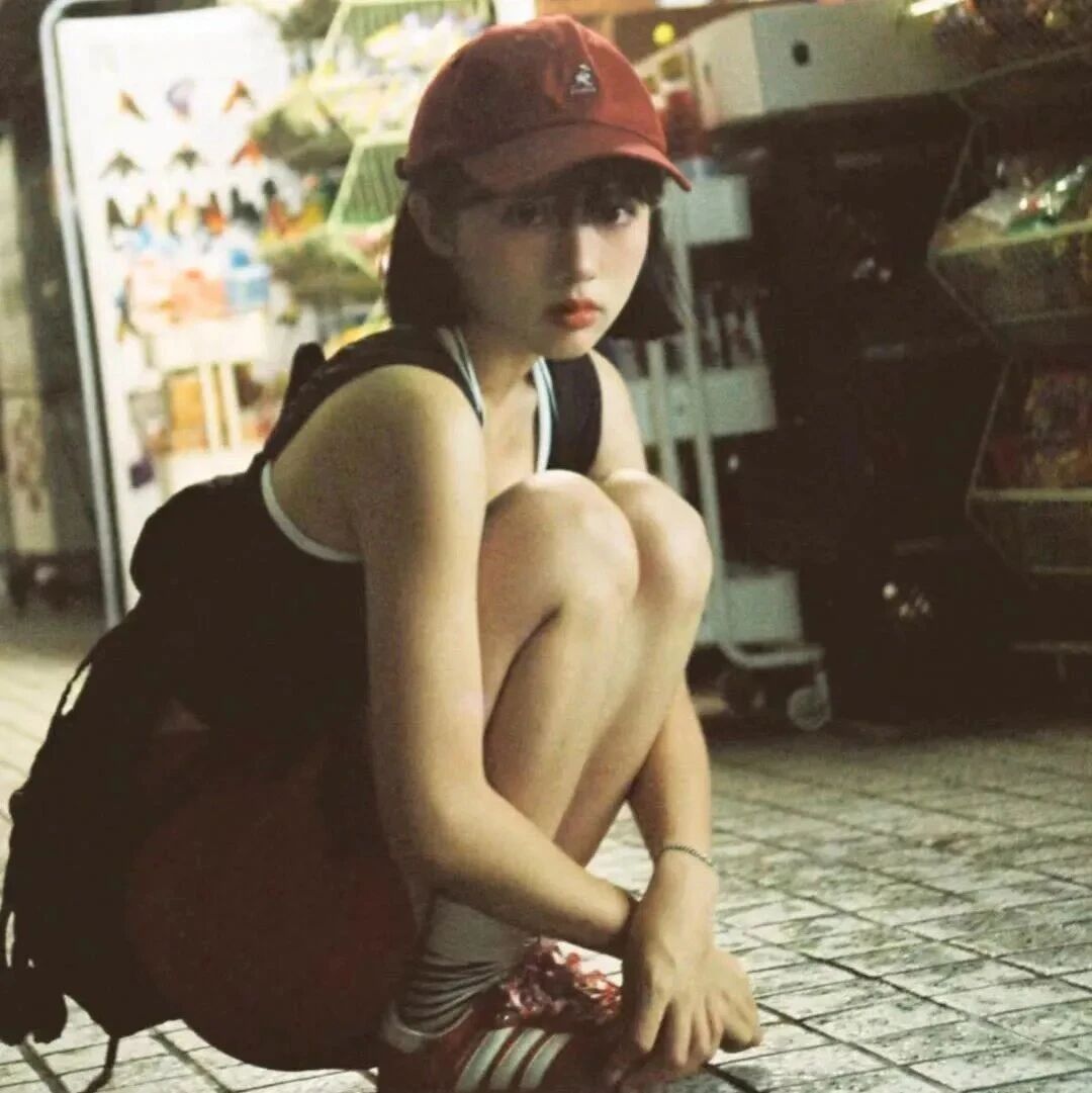 蹲着小众女生头像