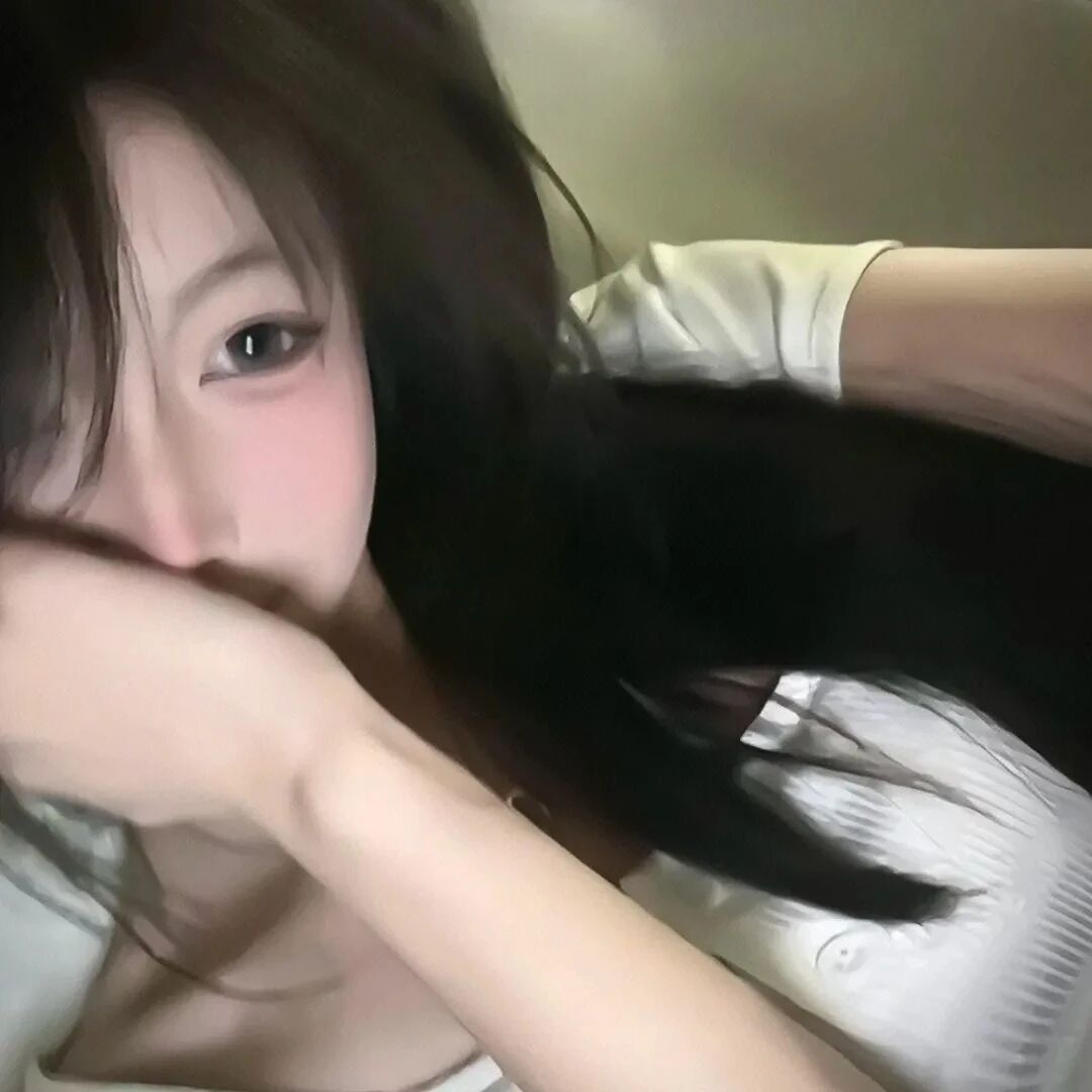 捂嘴纯欲女生头像