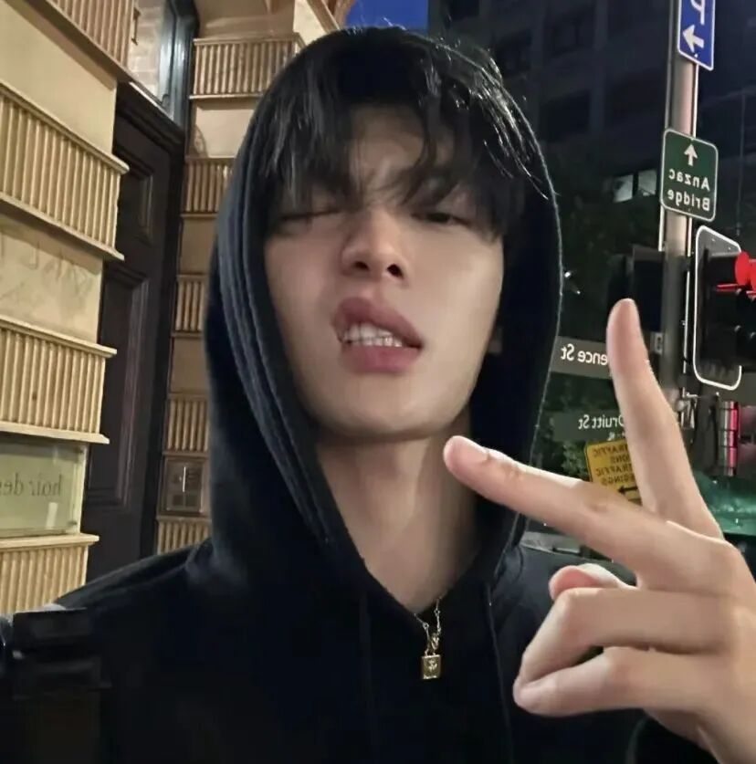 剪刀手痞帅男生头像
