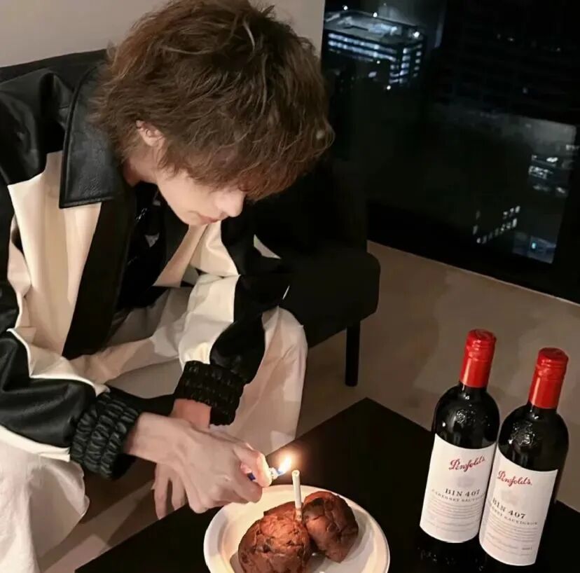 痞帅红酒男生头像