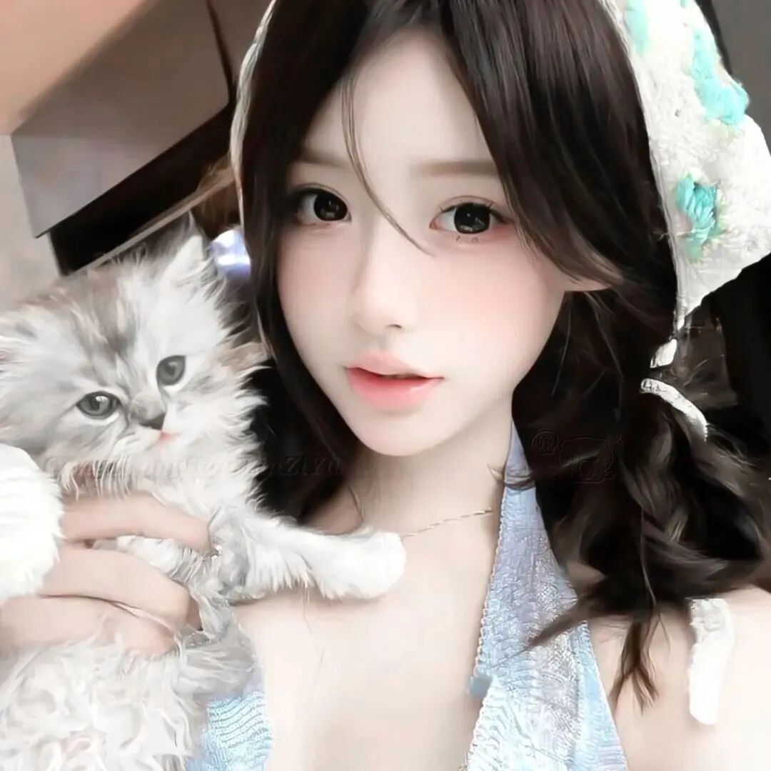 抱着猫咪温柔女生头像