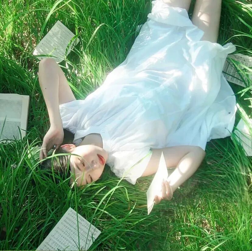 小清新躺着女生头像