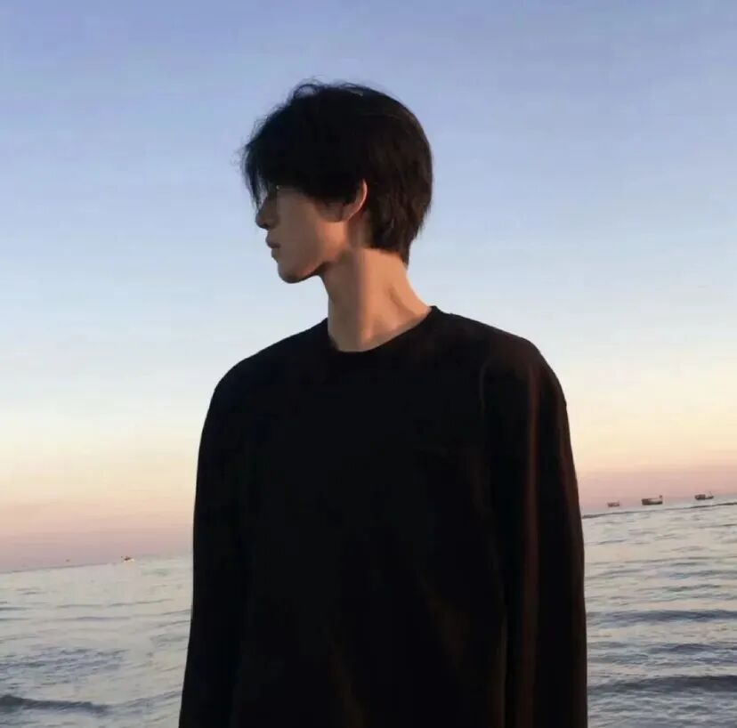 海边帅气侧脸男生头像