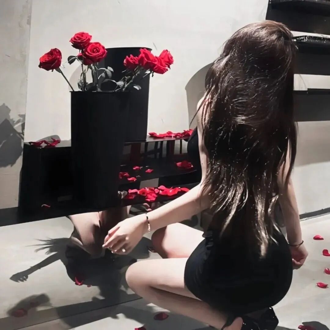 气质鲜花背影不露脸女生头像