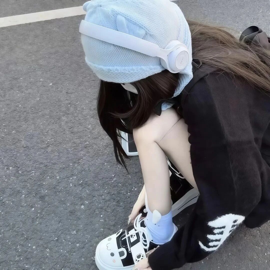 蹲着少萝不露脸女生头像