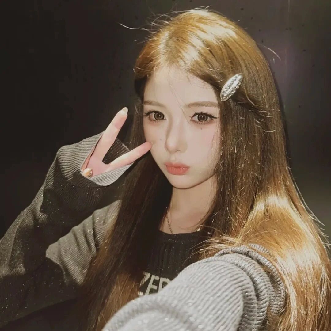 剪刀手小众女生头像