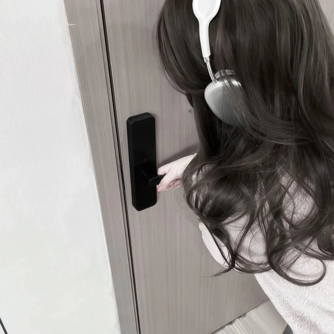 戴耳机少萝不露脸女生头像