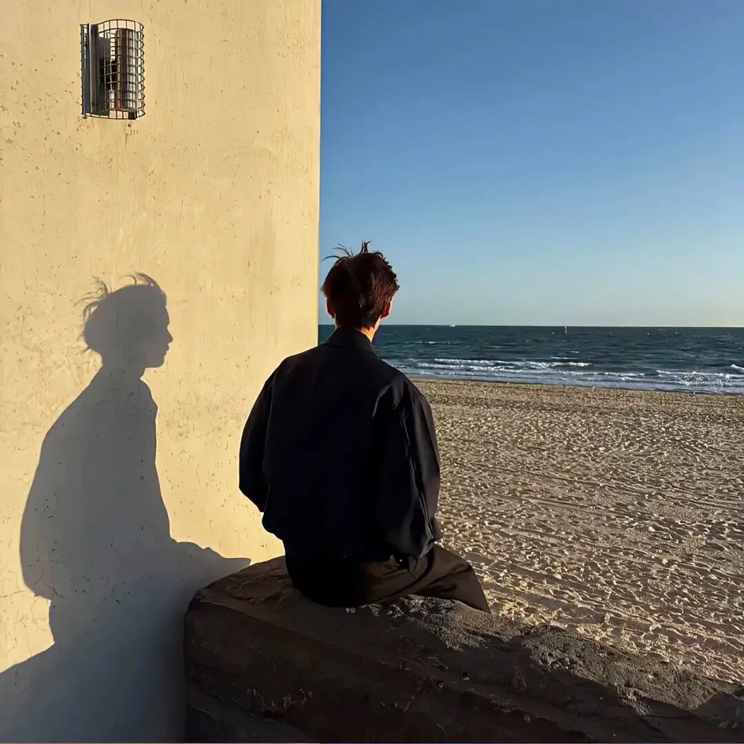 海边小众背影不露脸男生头像