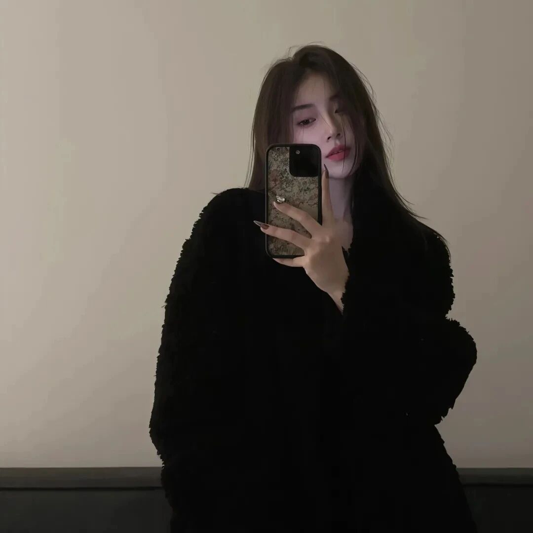 自拍手机气质女生头像