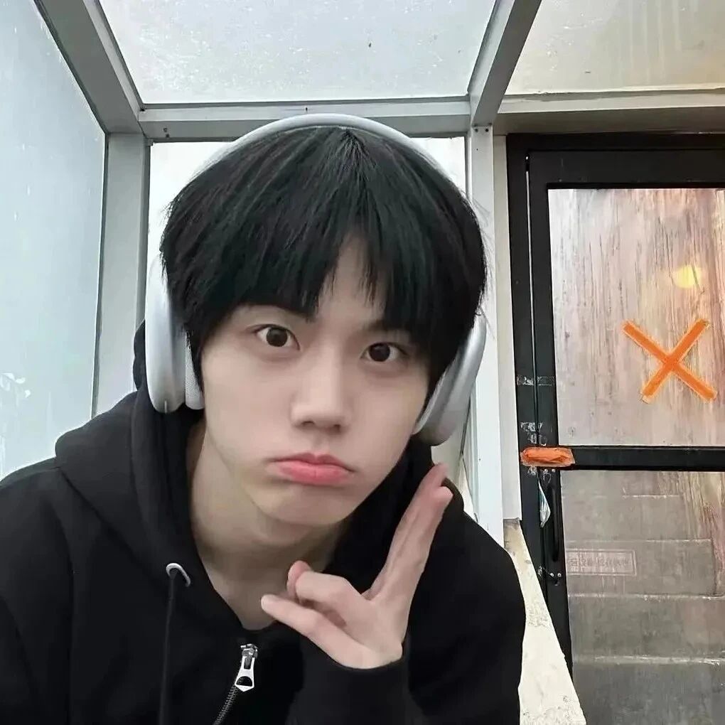 daiernhyangfaxiao戴耳机单人真人情侣头像