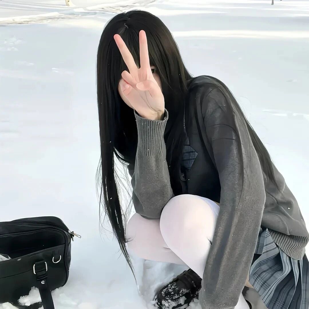 剪刀手冬天甜妹不露脸女生头像