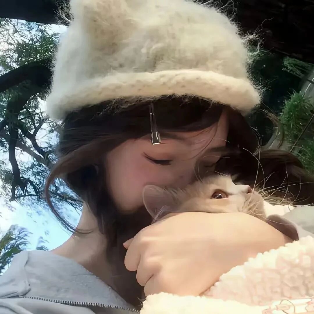 抱着猫咪甜妹女生头像