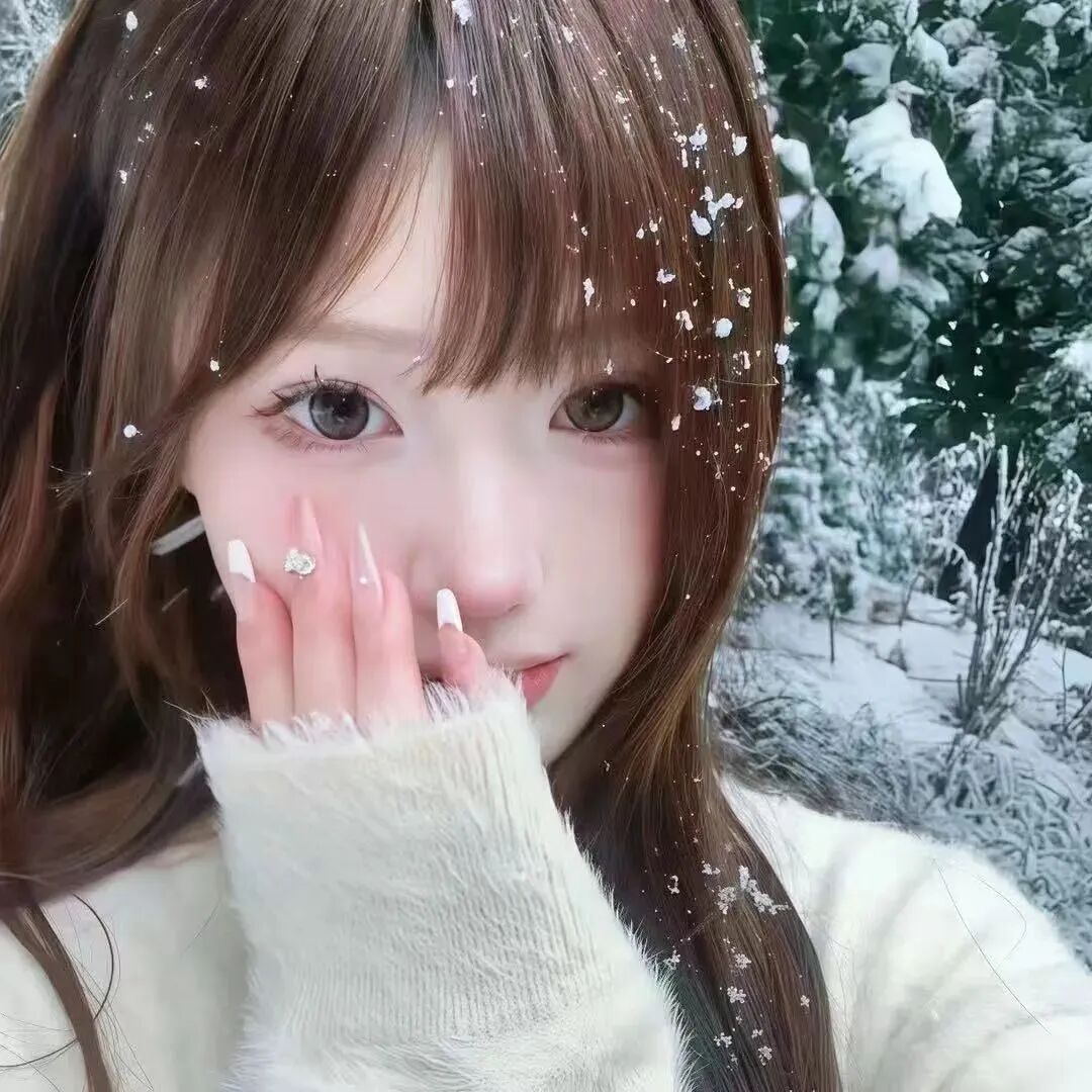 捂嘴冬天甜妹女生头像