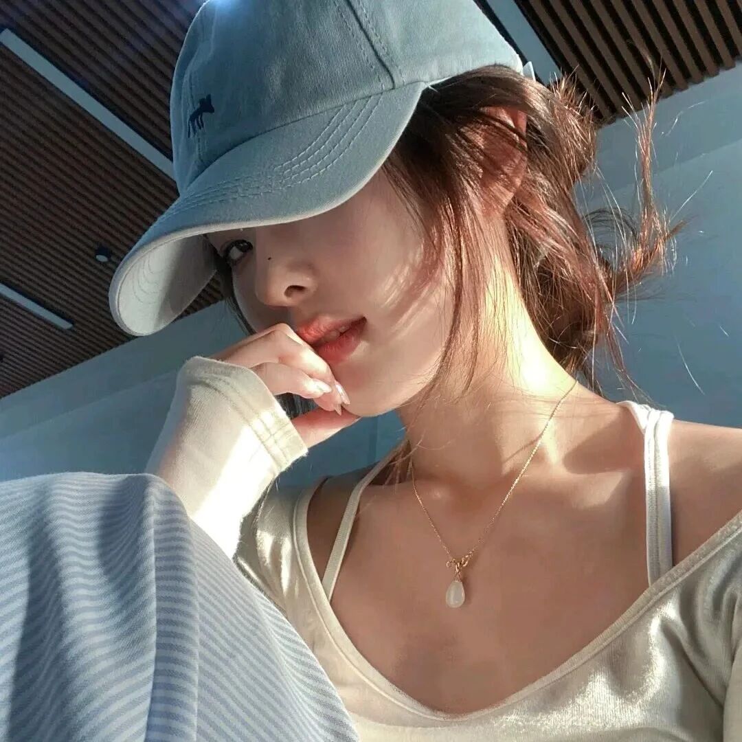 休闲帽气质侧脸女生头像