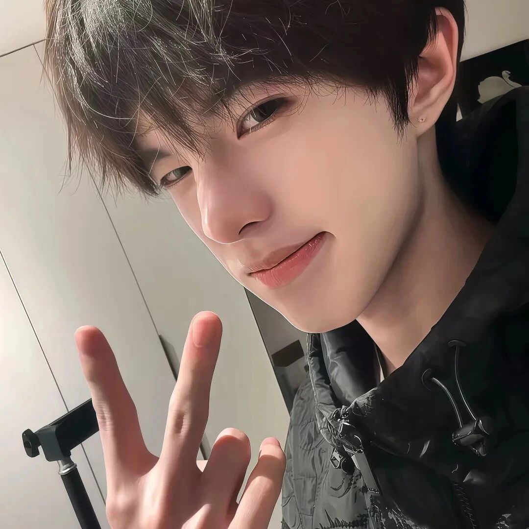 剪刀手小众男生头像