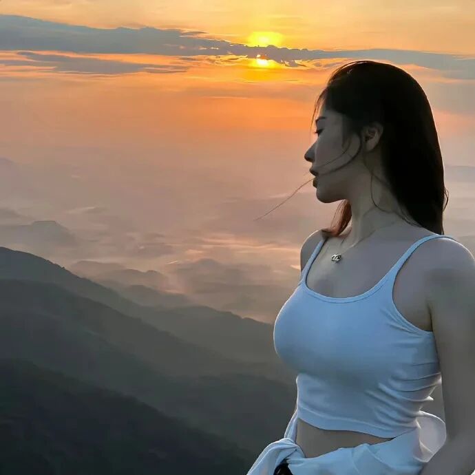 氛围感日出侧脸女生头像