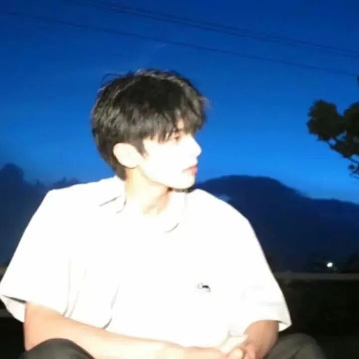 光感侧脸男生头像