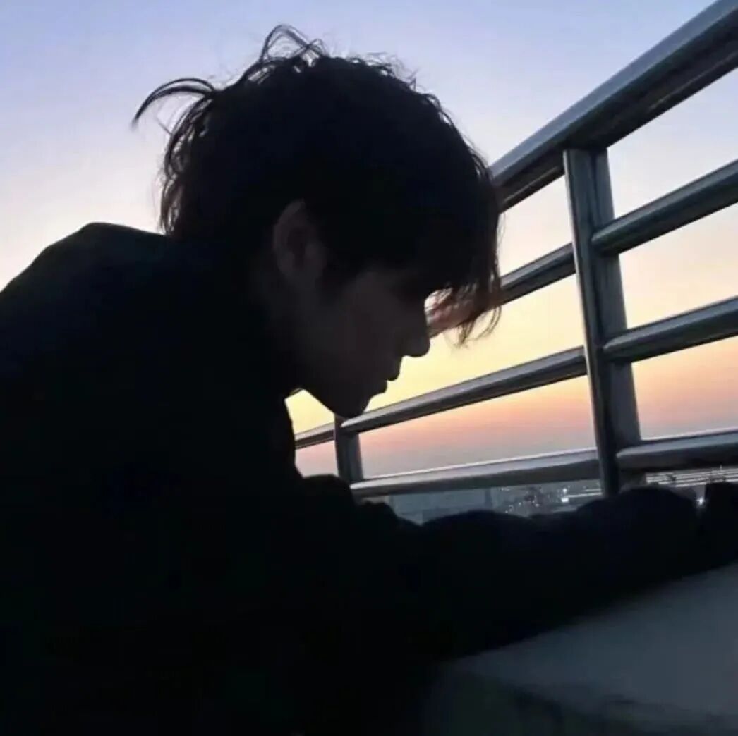 氛围感侧脸男生头像