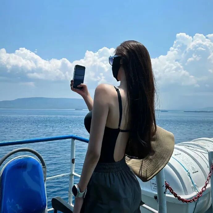 海边纯欲背影不露脸女生头像