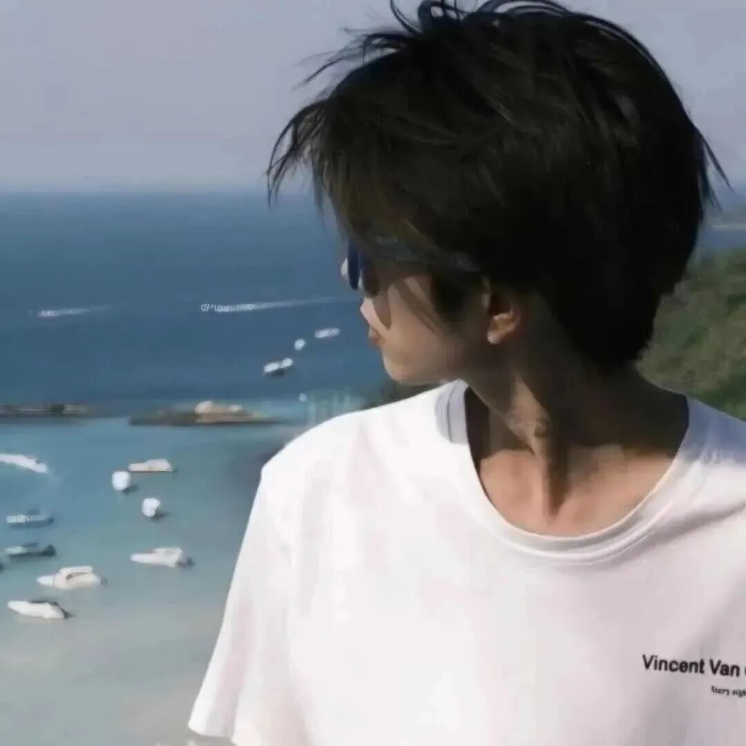 海边痞帅侧脸男生头像