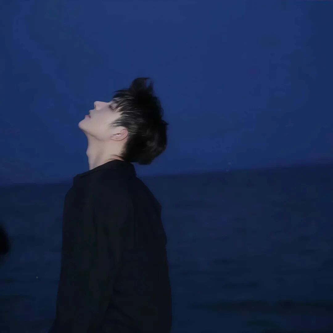 海边帅气侧脸男生头像