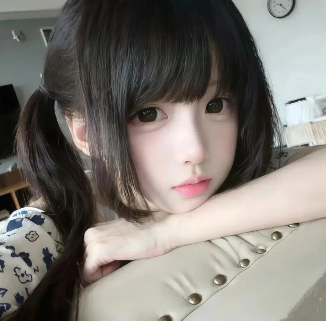 趴着少萝女生头像